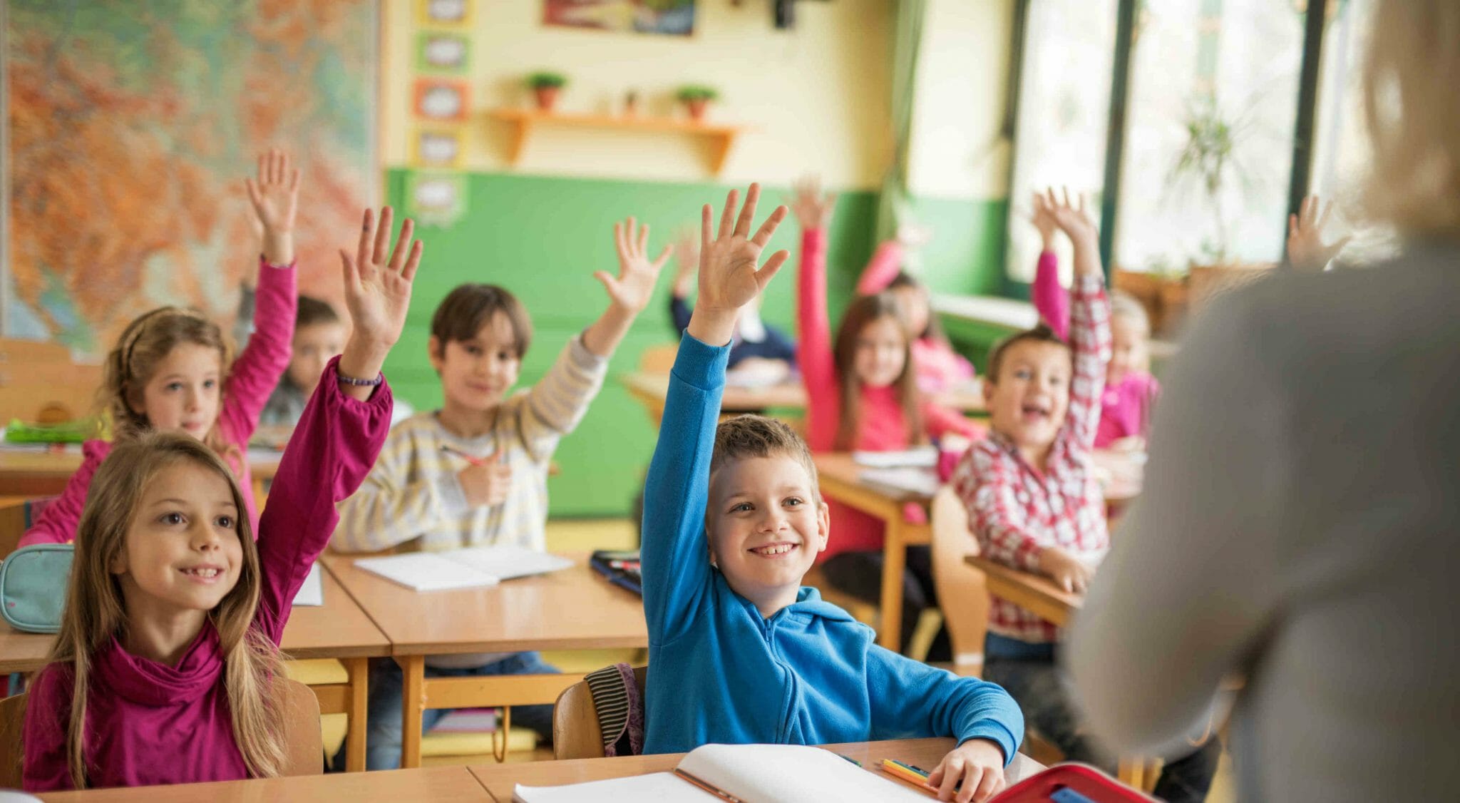 Giusto vietare di alzare la mano in classe perché penalizza chi è timido? –  Il Libraio