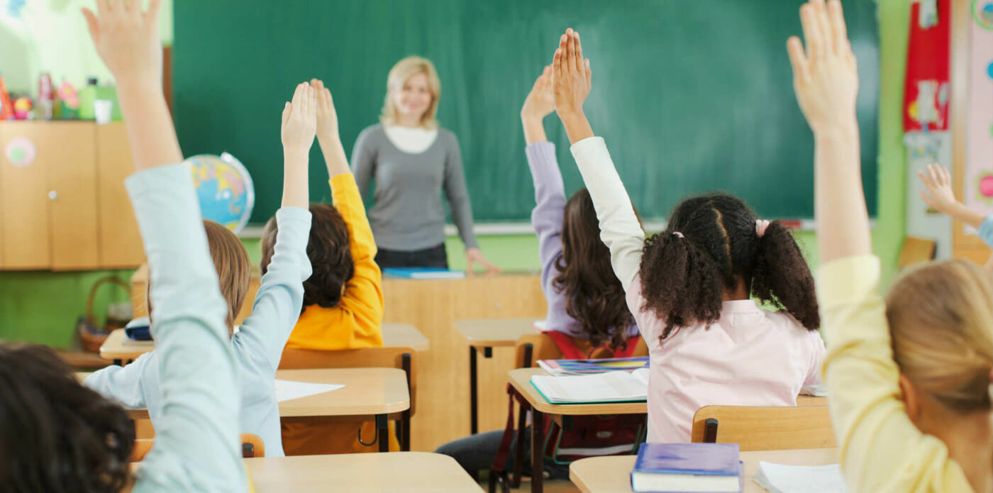 scuola studenti classe alzare mano