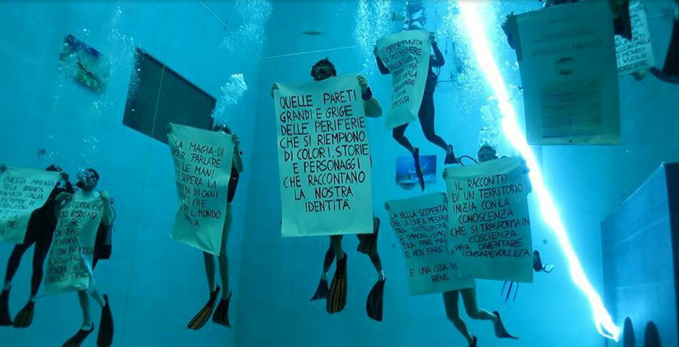 La spettacolare presentazione subacquea di un libro: foto