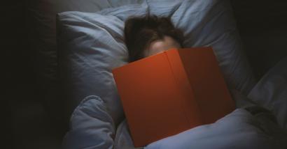 Addormentarsi dopo aver letto un libro fino a notte fonda