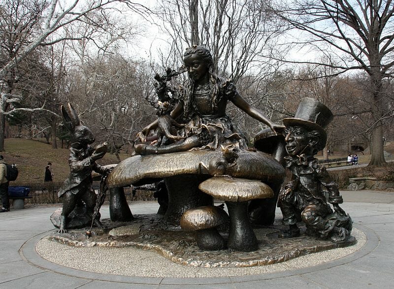 statue letterarie alice nel paese delle meraviglie central park new york