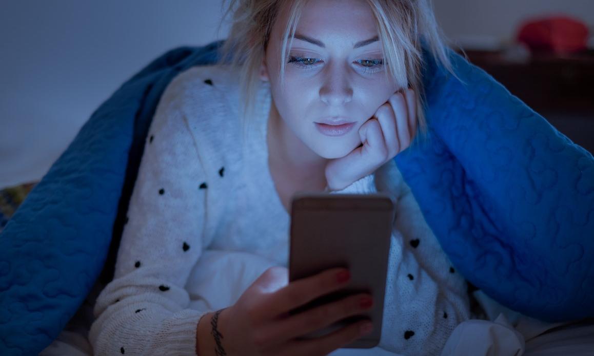 invidia donna telefono social smartphone