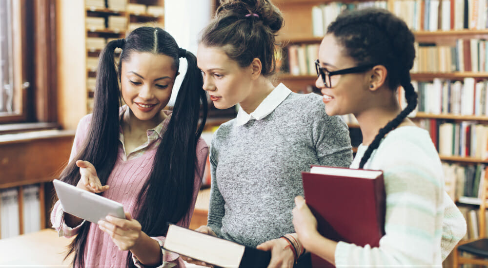 ragazze studio scuola ragazzi leggere lettura