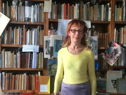 Il fascino della libreria dello Spettacolo di Milano, tra cimeli e libri rari