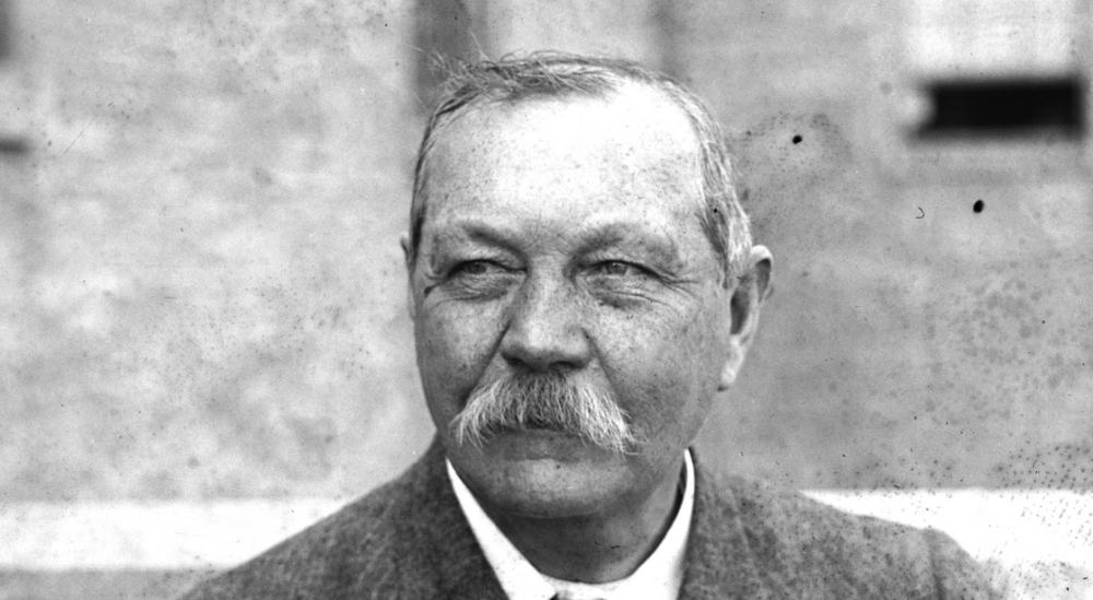 Lo scrittore Arthur Conan Doyle