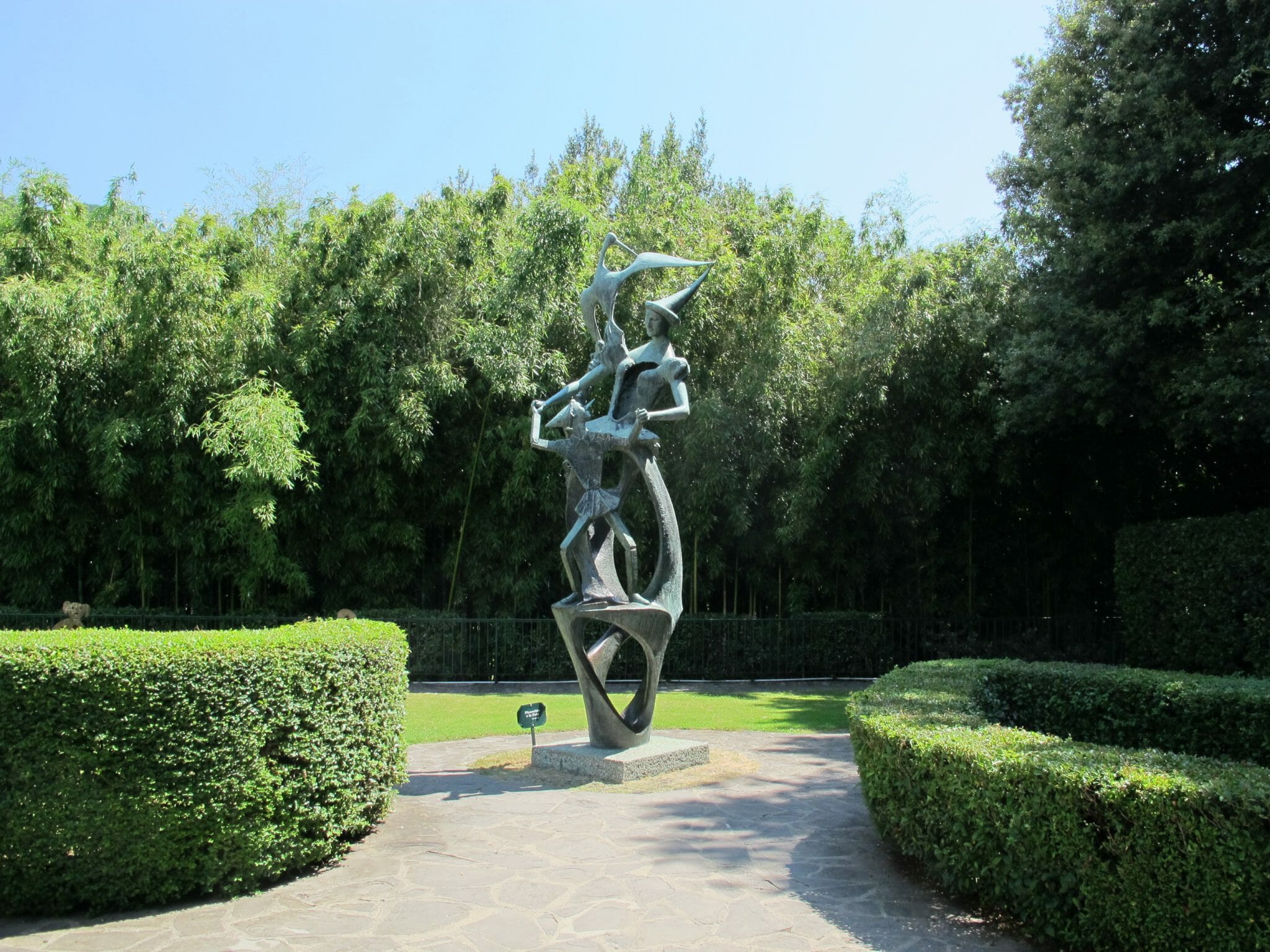 Statua di Pinocchio e a fata al parco di collodi