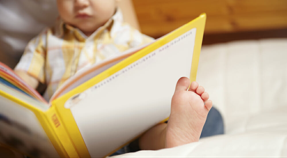 bimbo libro libri per bambini lettura leggere bambini piccoli lettori illustrati
