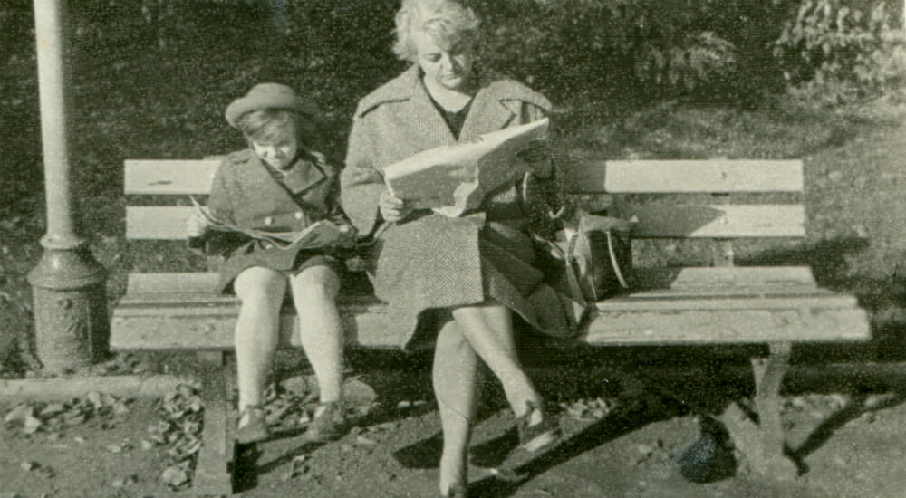 libri leggere lettura libro lettore lettrice nonna bambino panchina bianco e nero