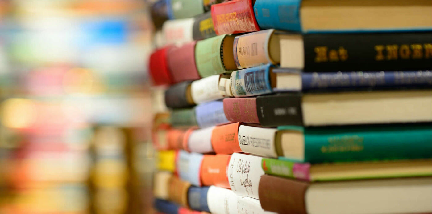 pila pile libri libro lettura lettori leggere biblioteca libreria