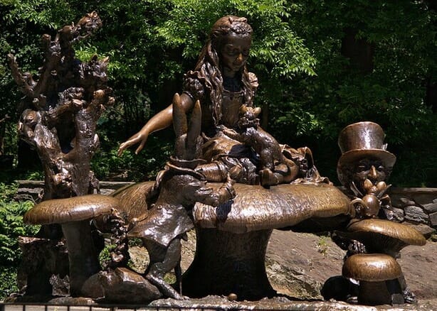 statua di alice central park new york letteraria