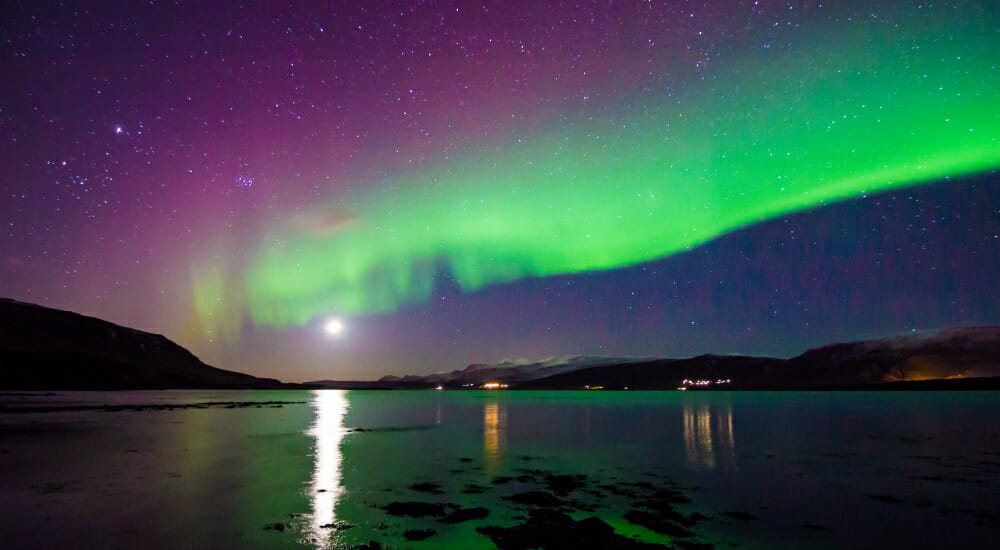 Tunglið islanda bruciare libri aurora boreale cielo luna notte