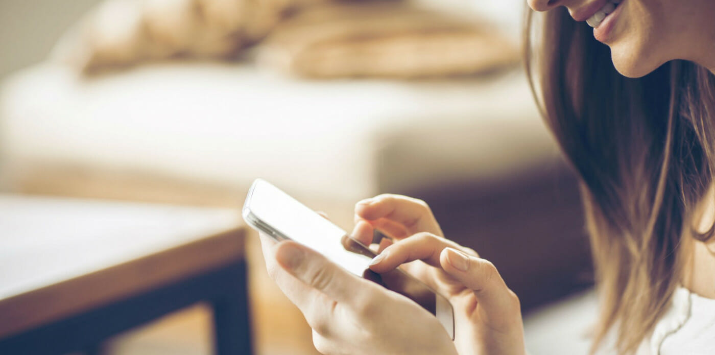 mamma donna ragazza social smartphone