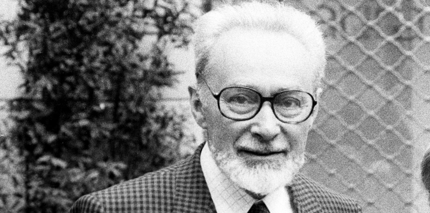 foto in bianco e nero di primo levi