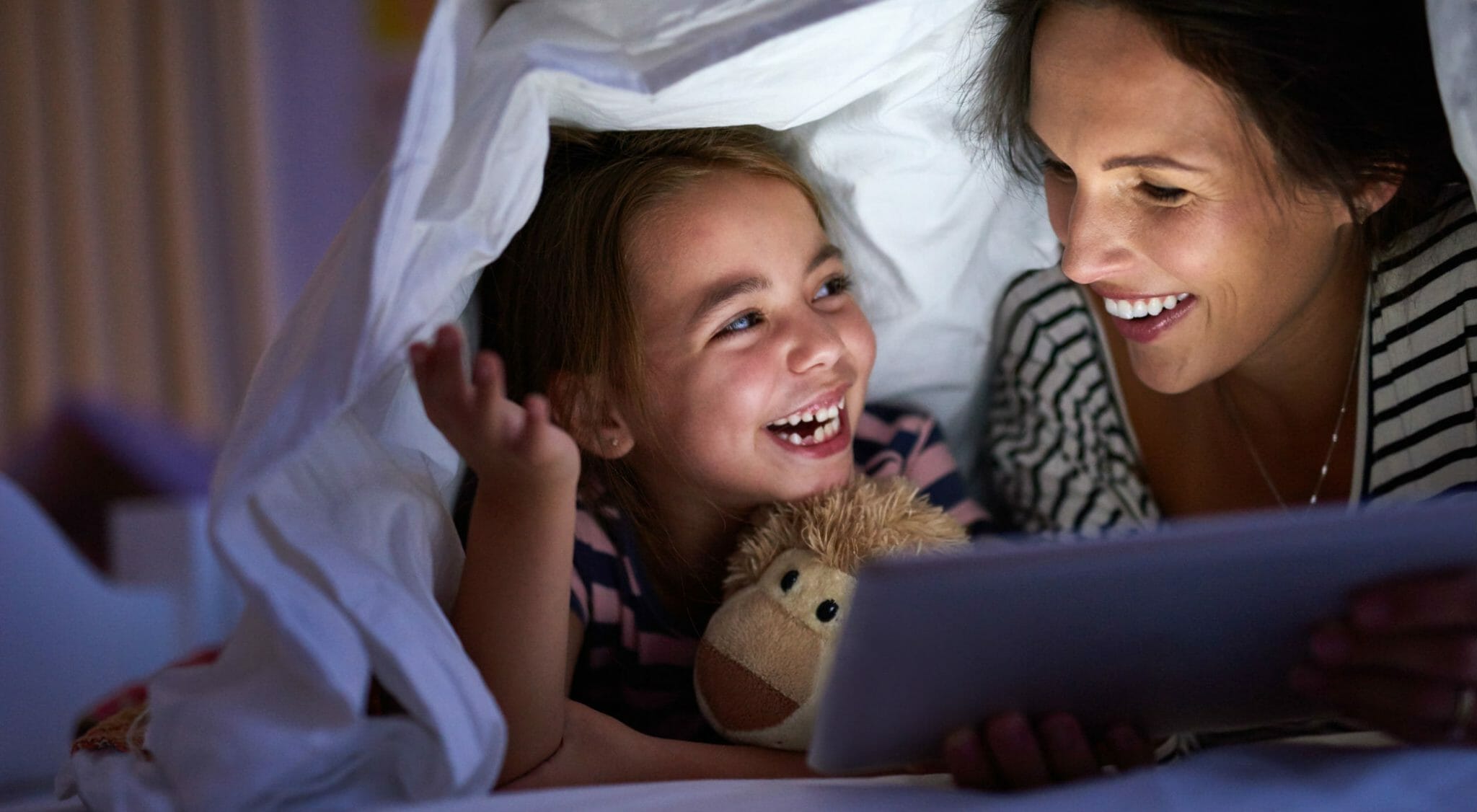 Mamma calda scopa il suo amico figli