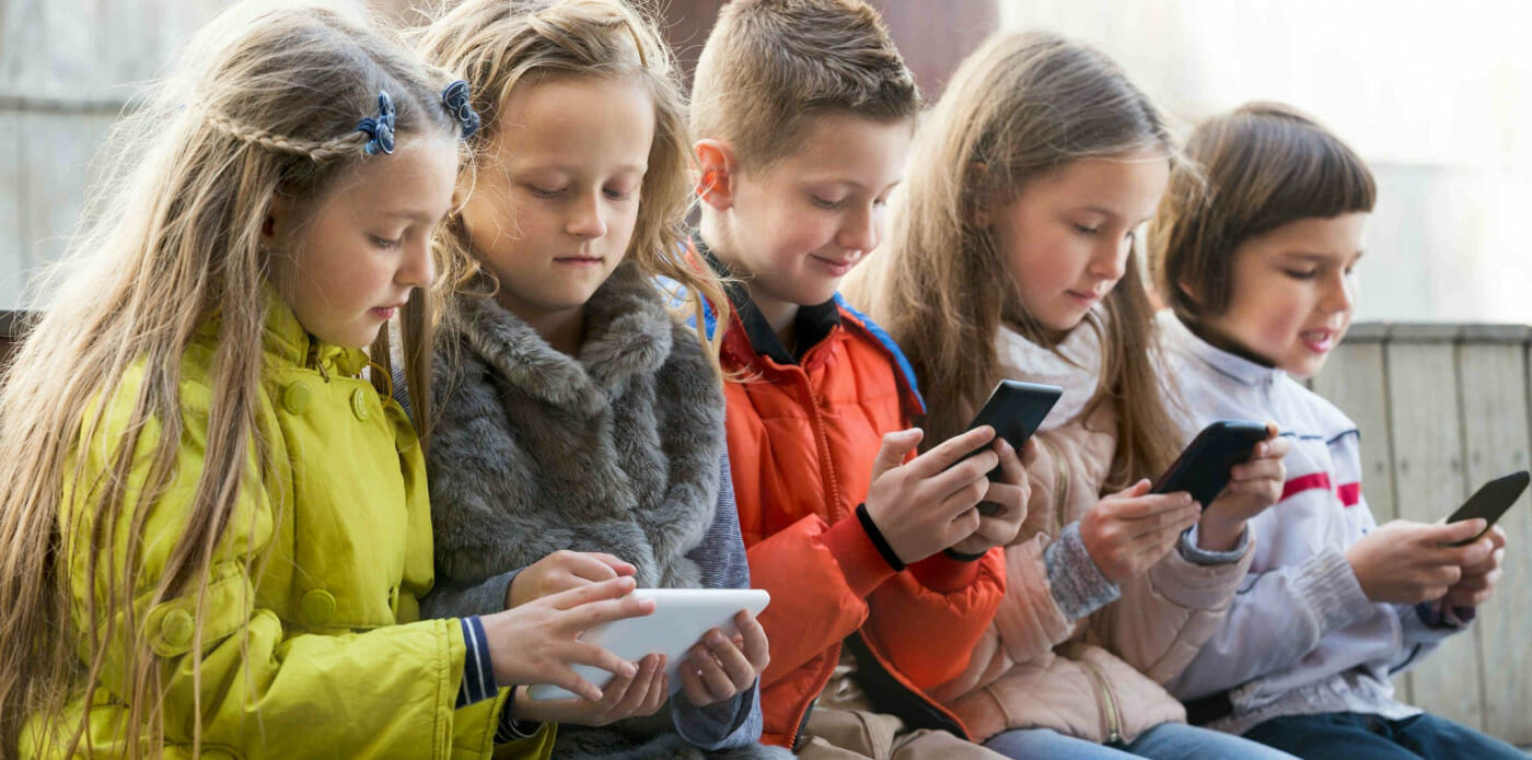 smartphone social telefono cellulare ragazzi
