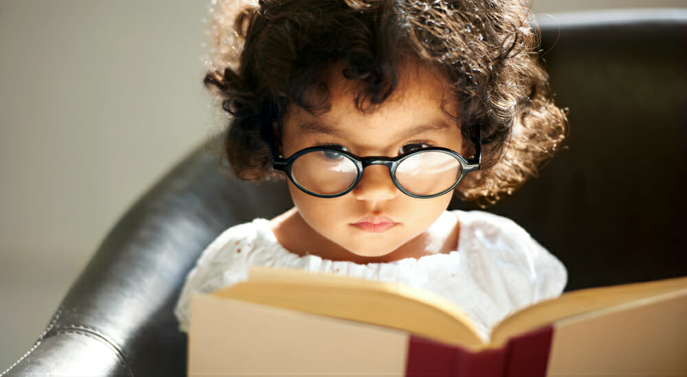 bambina legge lettura libri libro lettrice bambini genitori lettore leggere libri