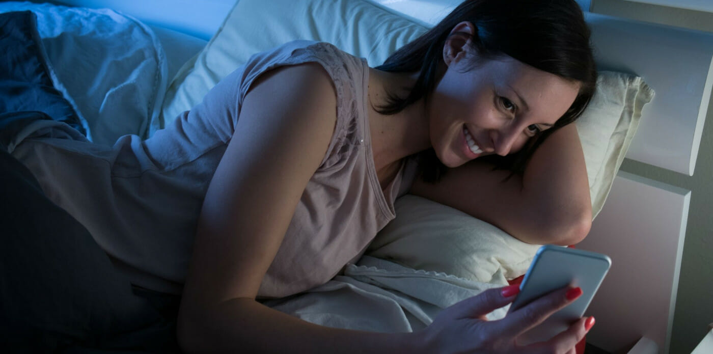 donna innamorata smartphone social