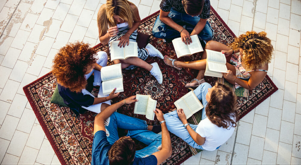 gruppo di lettura leggere libri amici ragazzi ragazze lettore lettrice