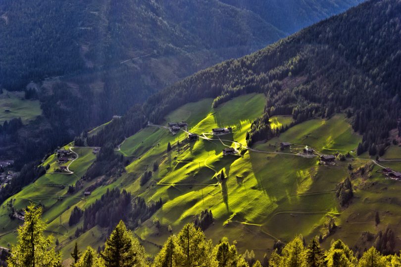 Case illuminate dalla luce del tramonto a Versellerberg, Austria