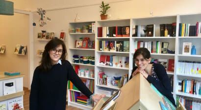 La storia di Alessandra e Serena, due sorelle, che aprono una libreria per bambini in un paesino calabrese