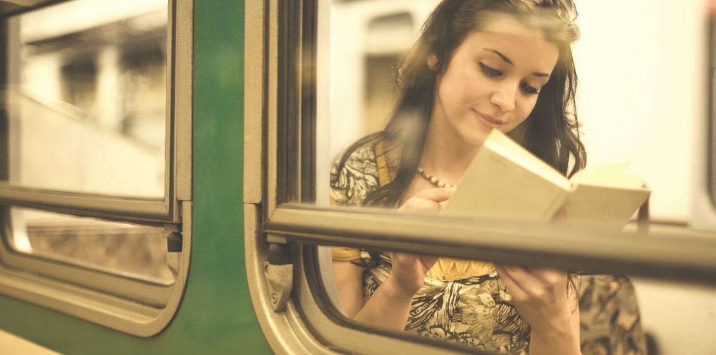 libro lettori lettrice lettura book ragazza treno bus autobus tram