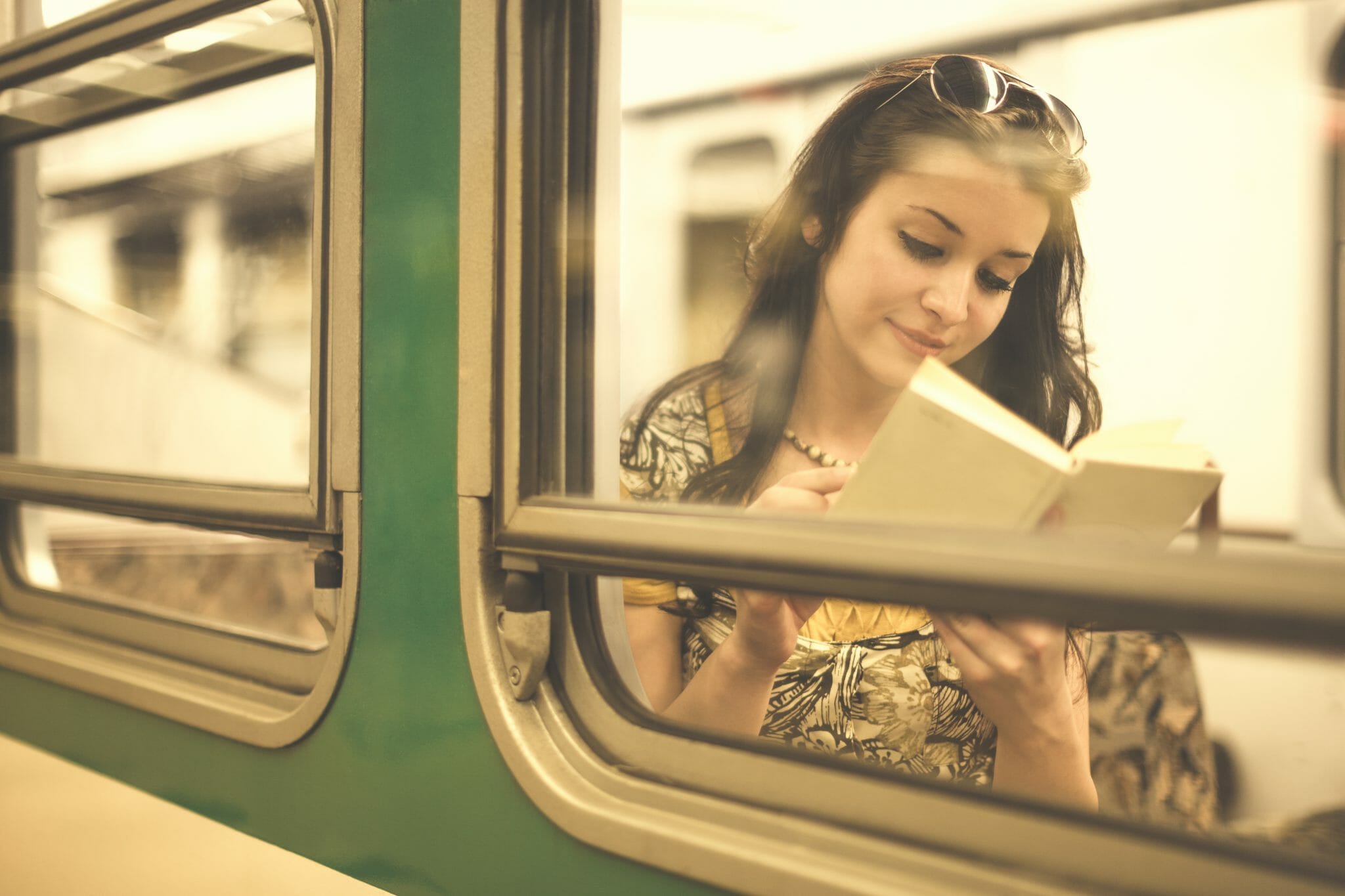 libro lettori lettrice lettura book ragazza treno bus autobus tram