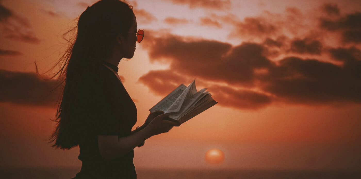 ragazza asiatica asia legge tramonto libro, libri, books book lettore reader lettrice lettrici lettori