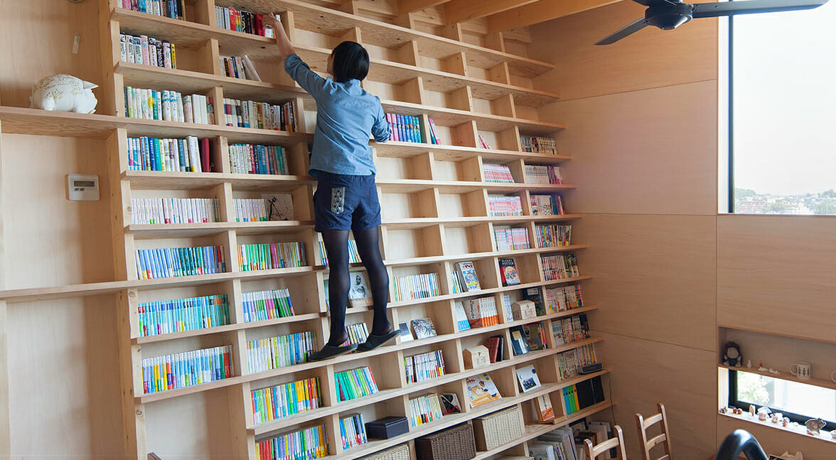 La libreria inclinata di Yokohama