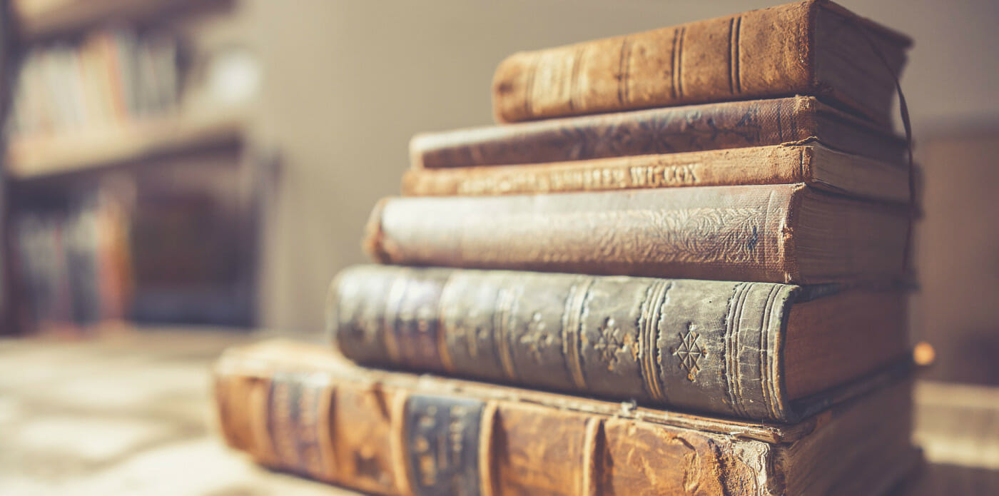 libro libri vintage antichi pila di libri book books