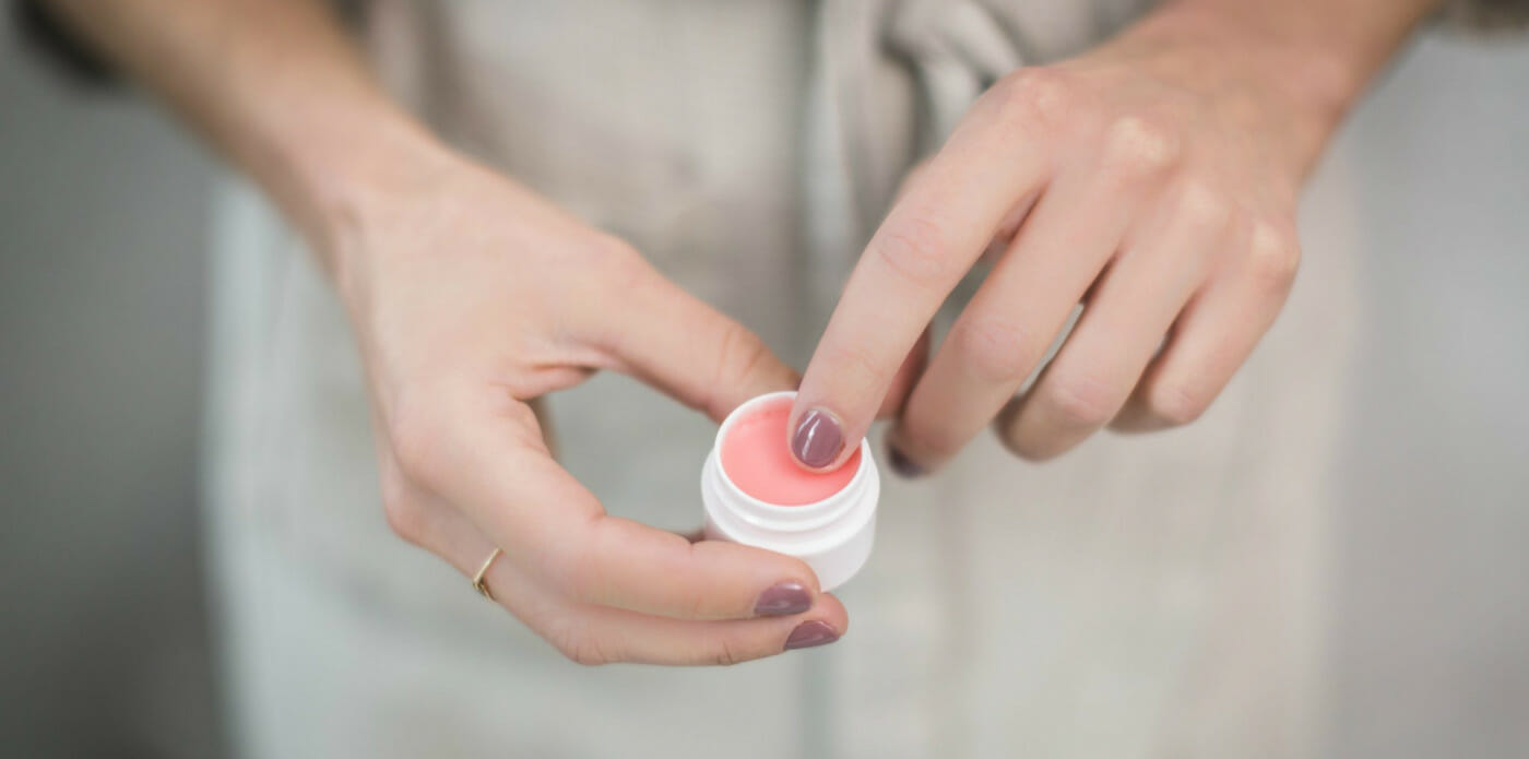 make up trucco mani mano rossetto crema