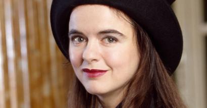 Amélie Nothomb veste sempre di nero: la vita e libri della scrittrice belga