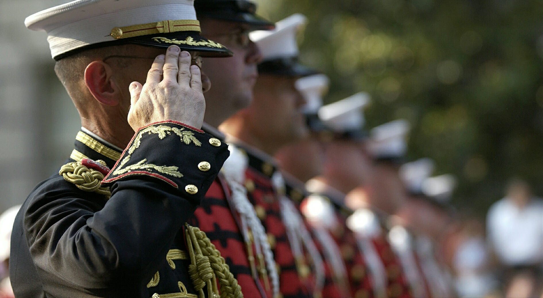 soldato saluto guerra militare