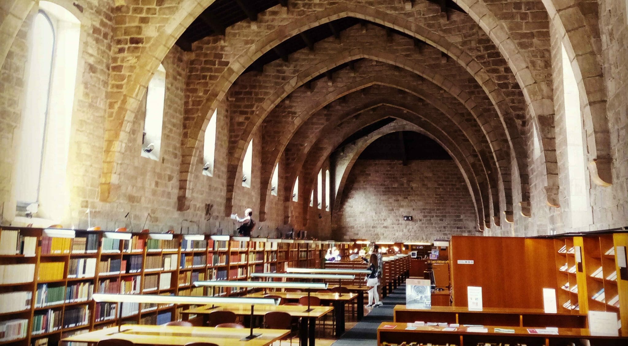 Il fascino e la storia della biblioteca nazionale catalana, sopravvissuta alla dittatura - Reportage