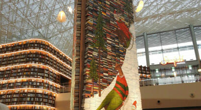 La biblioteca in cui si aspetta il Natale con un gigantesco albero di libri