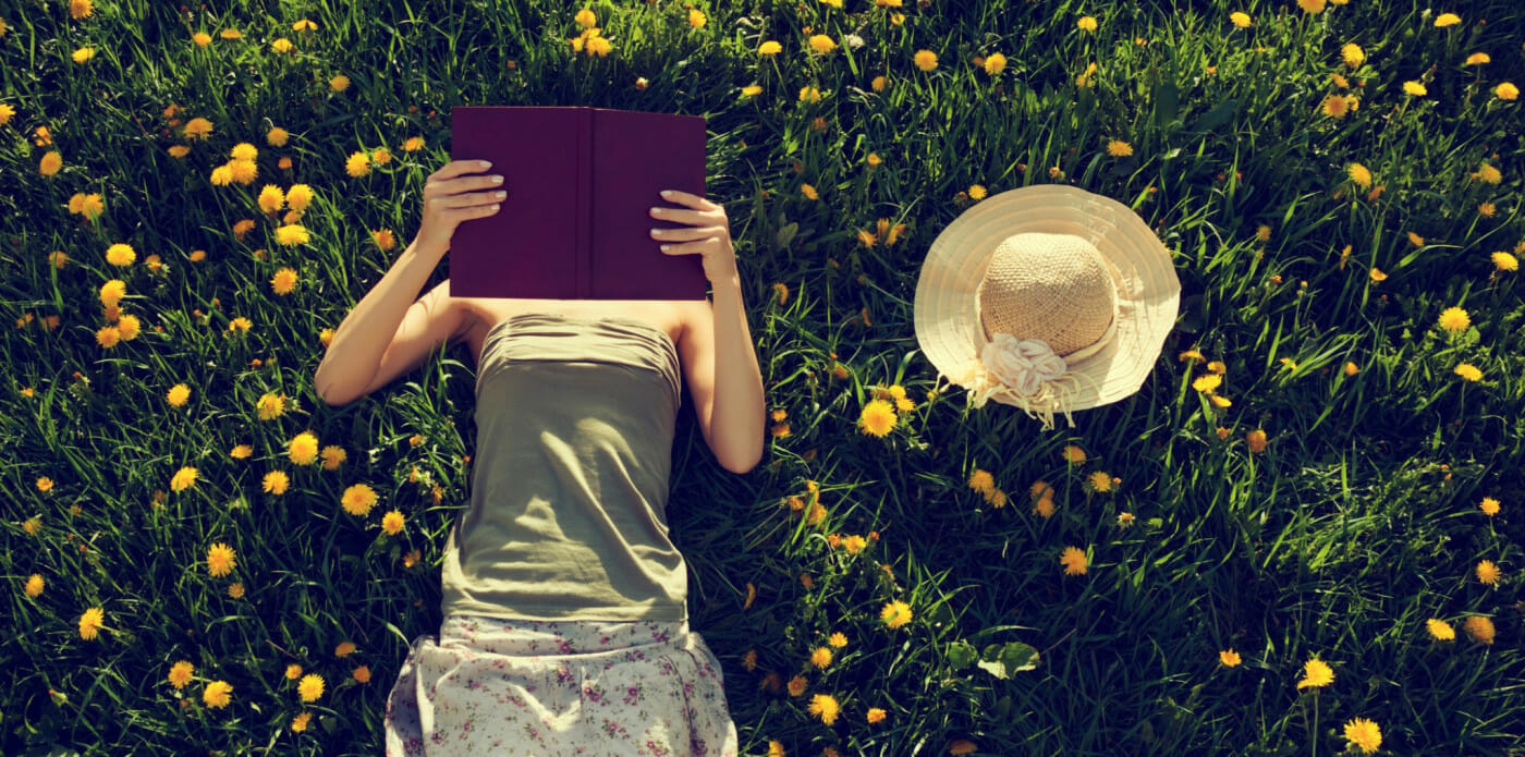Ragazza legge fiori lettrice leggere lettura lettrici