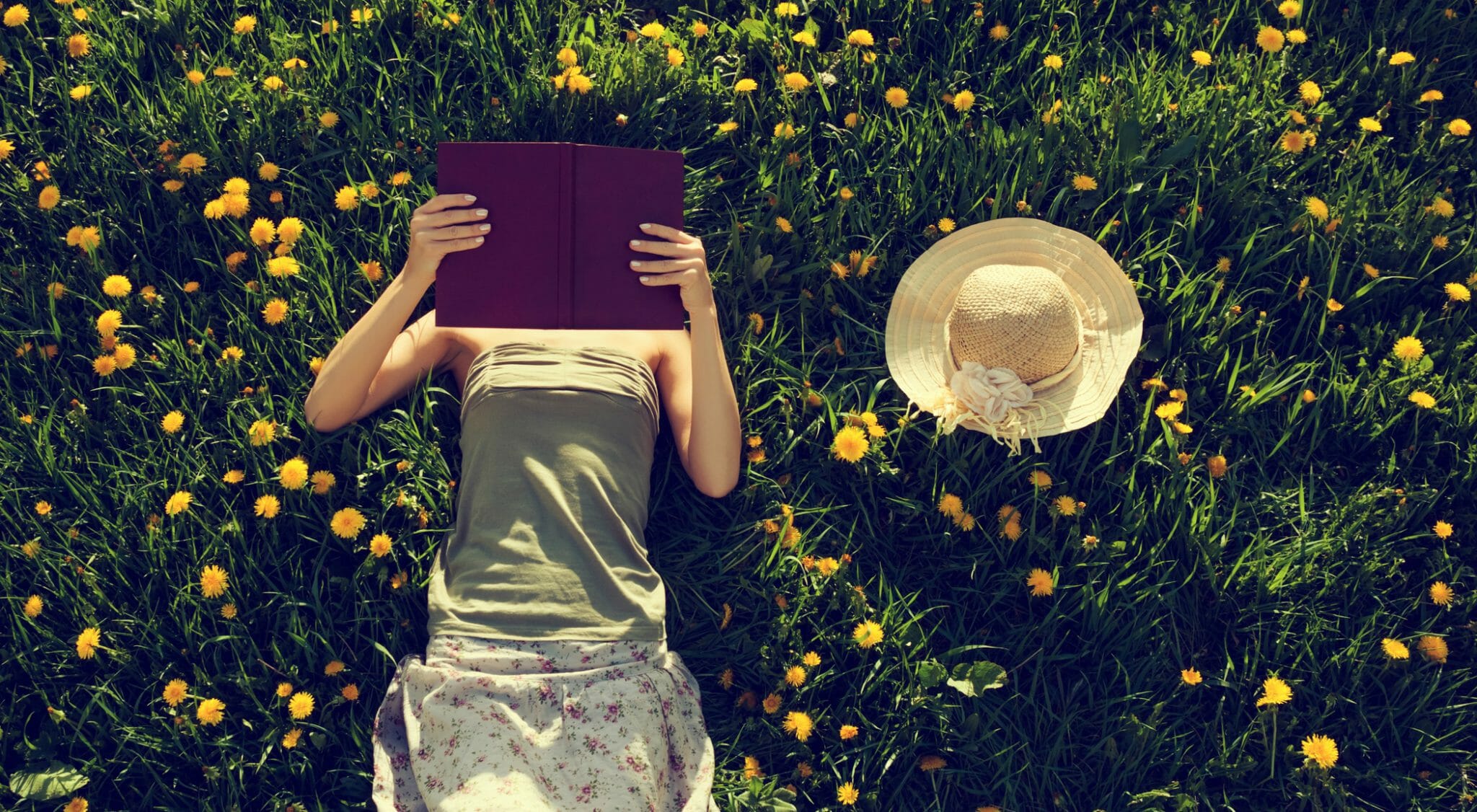 Ragazza legge fiori lettrice leggere lettura lettrici