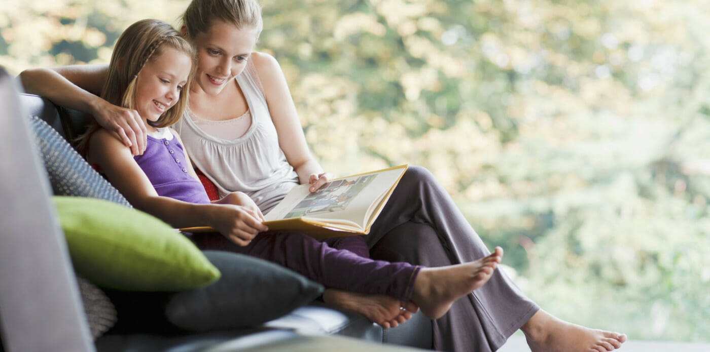 genitori-bambini-ragazzi-leggere-libri-lettura