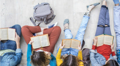 Gli adolescenti che vivono in case con più di 80 libri sviluppano meglio le capacità intellettive