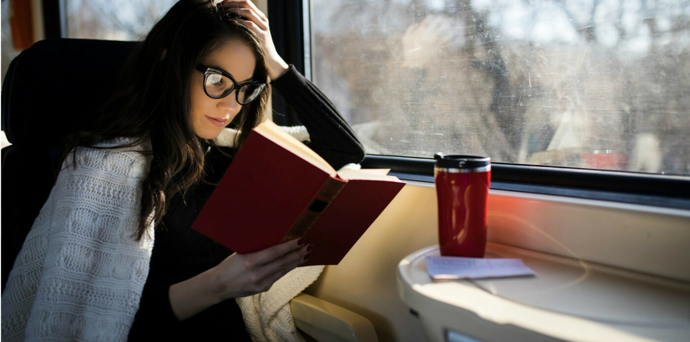 ragazza legge lettura libri libro