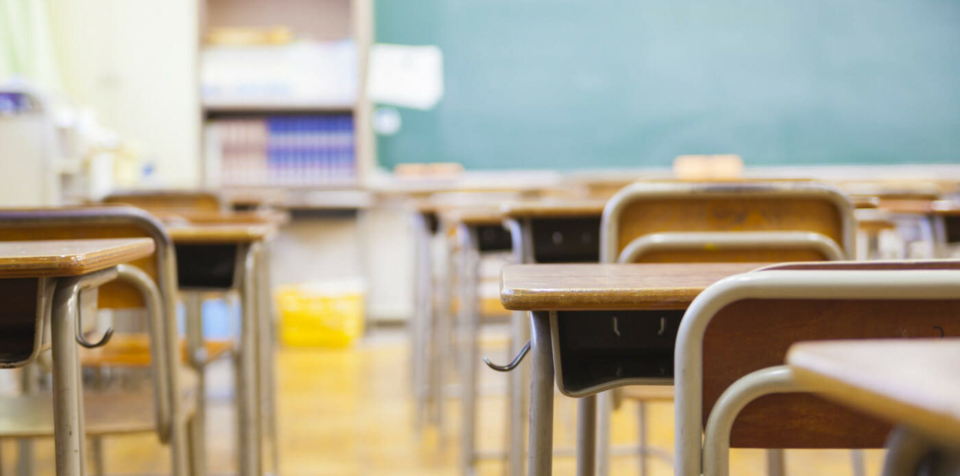 scuola-banchi-studiare-studenti-professori-professore-insegnanti
