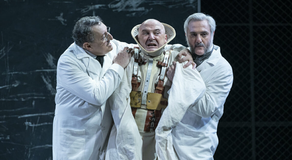 Teatro: l’attualità di “Cuore di cane” di Bulgakov, tra elementi gotici, distopici e surreali