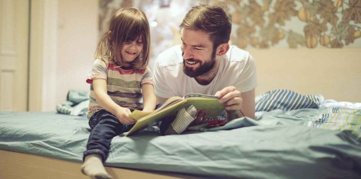 Genitori bambini papà legge con figlia padre bambina