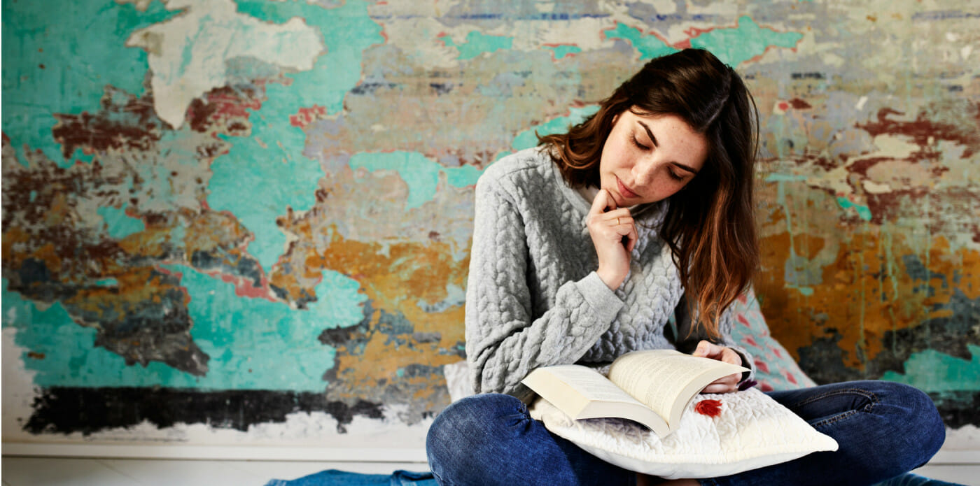 lettura ragazza legge libro libri leggere giovane