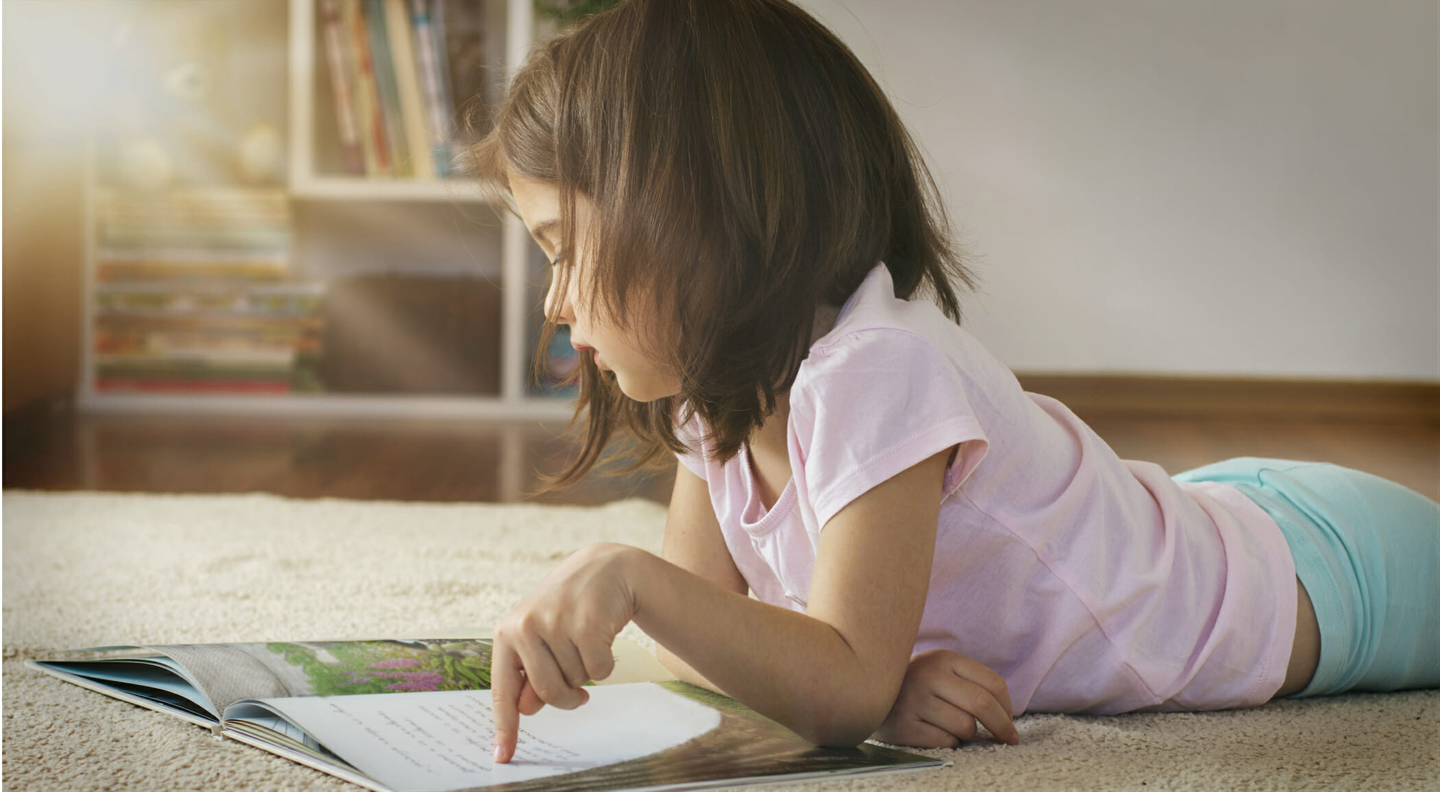 bambina legge lettura libri per bambini illustrati