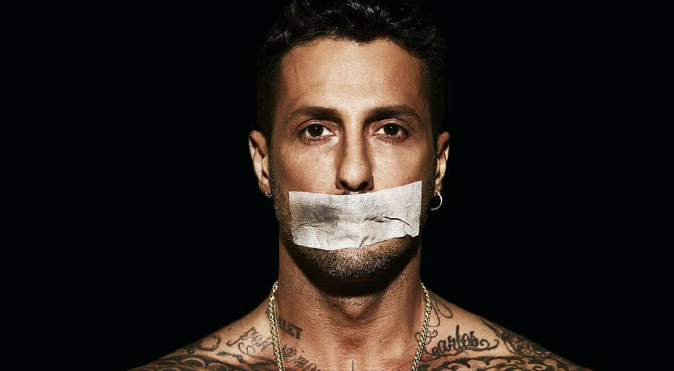 Le critiche al libro di Fabrizio Corona