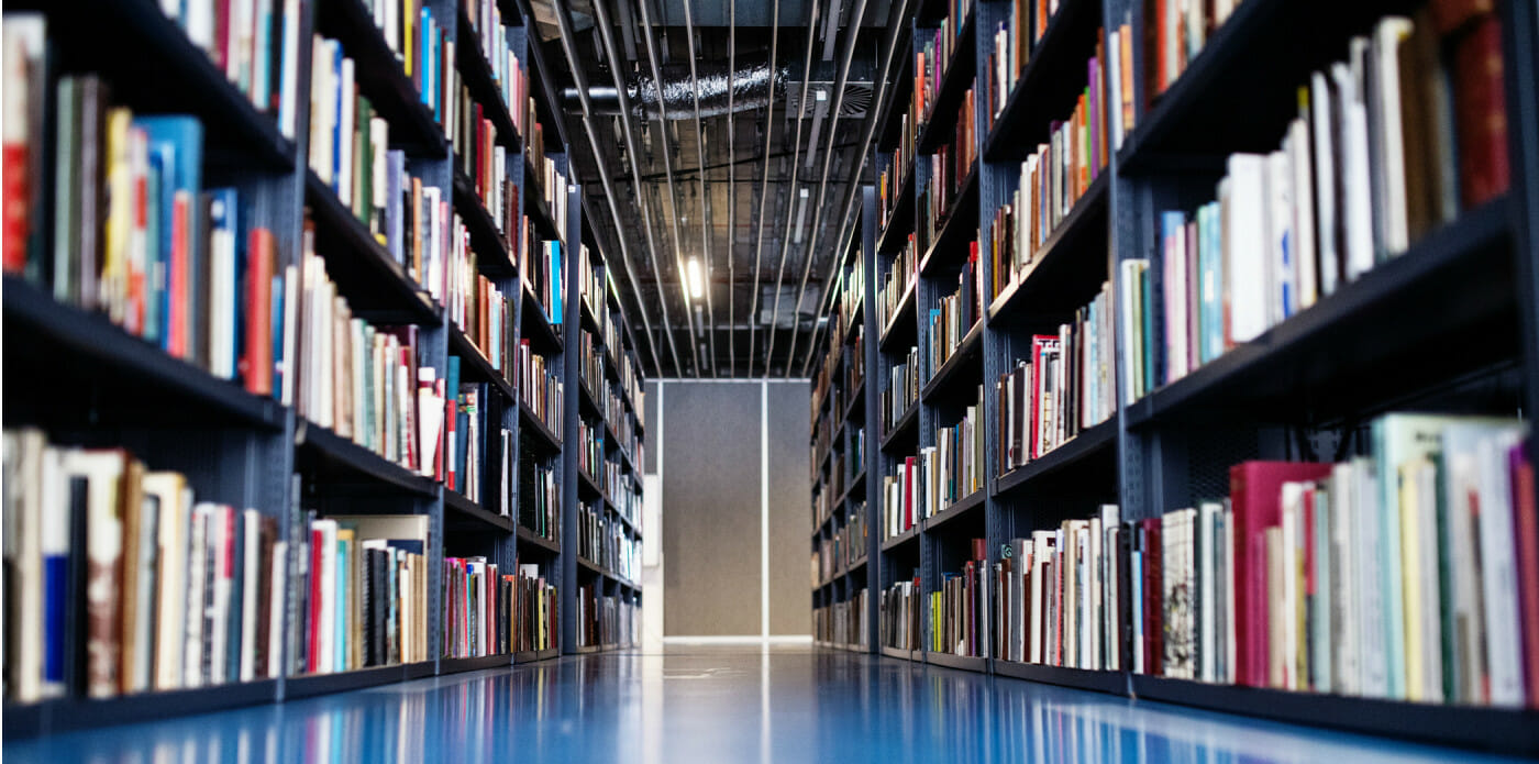 biblioteca-libri-lettura-leggere-scaffali
