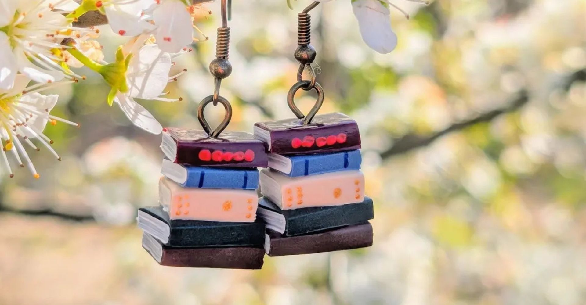 Orecchini letterari: accessori ispirati alla letteratura