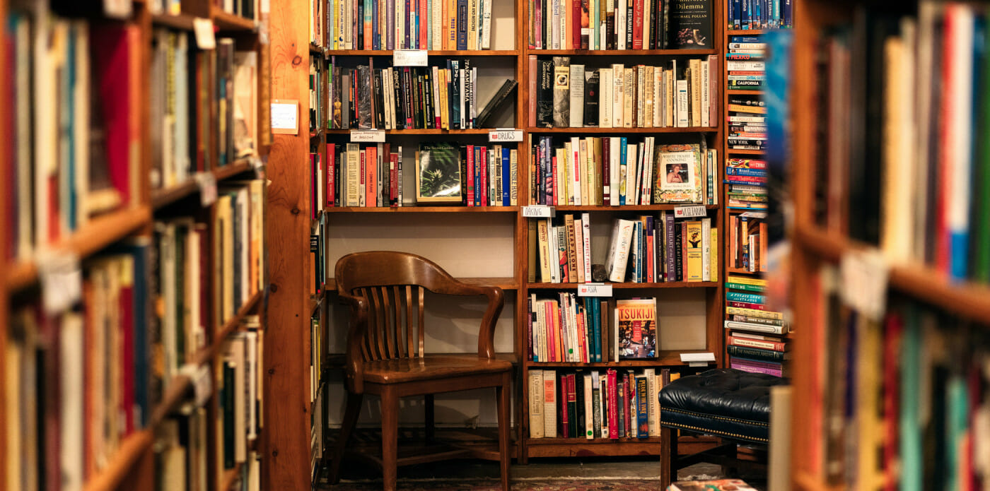 libreria libri biblioteca scaffali sedia leggere letture