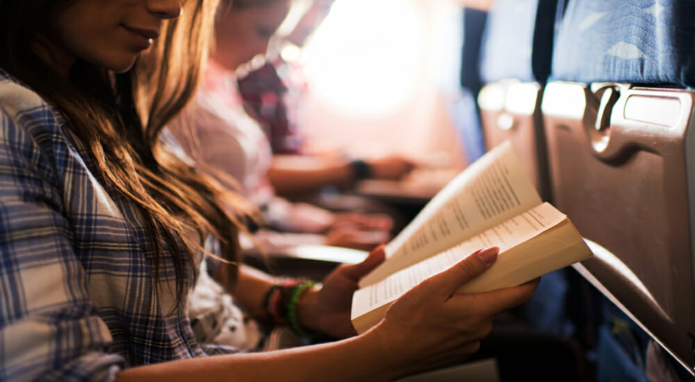 donna ragazza leggere libro libri vacanze vacanza viaggio viaggi aereo