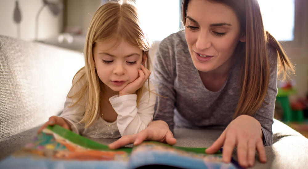 mamma mamme bambini bambine figli figlia madri madre maternità leggere libro